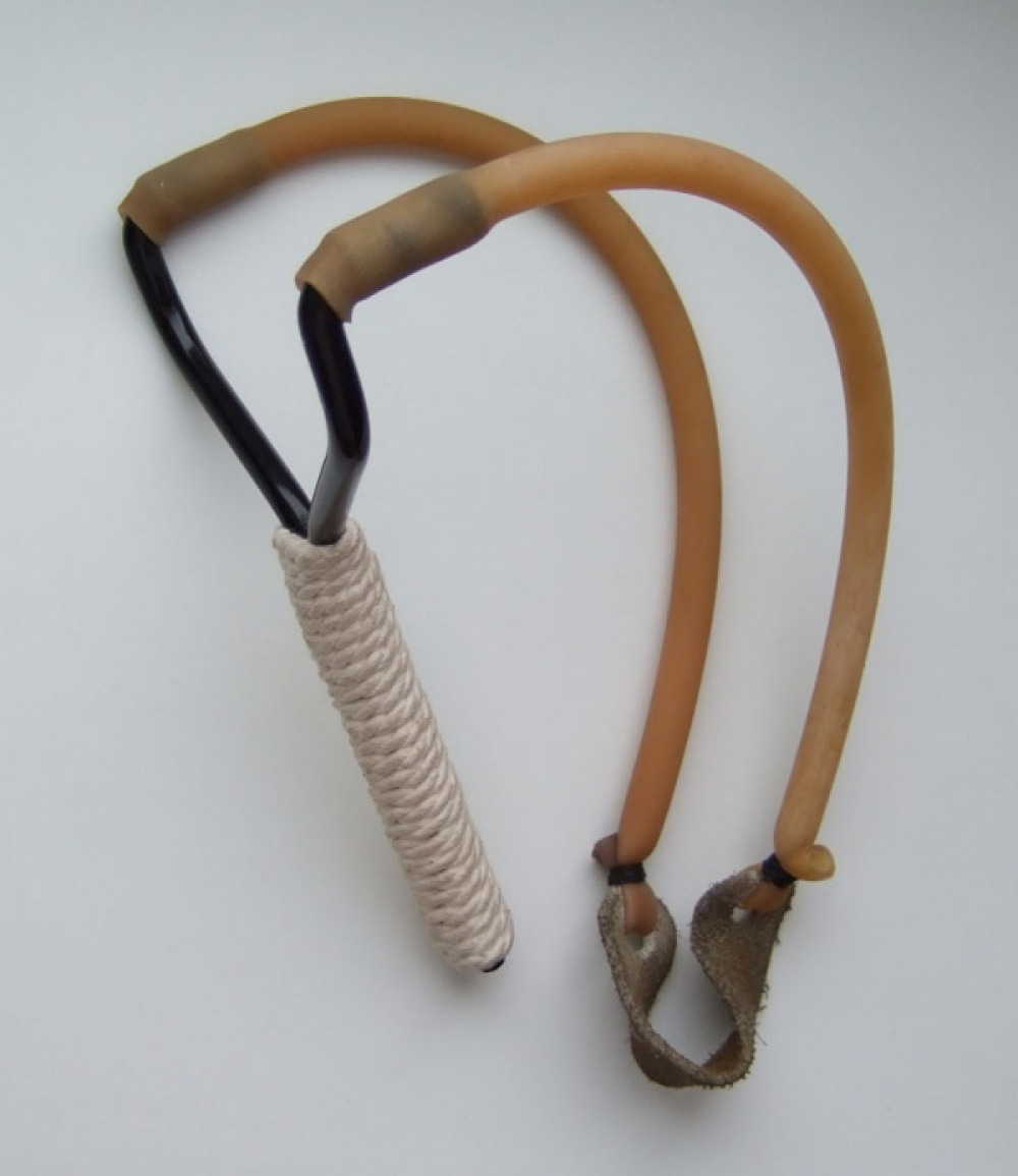 Рогатка деревянная. Slingshot ружье рогатка. Как делать рогатку видео. Из рогатки. Рогатка из дерева.